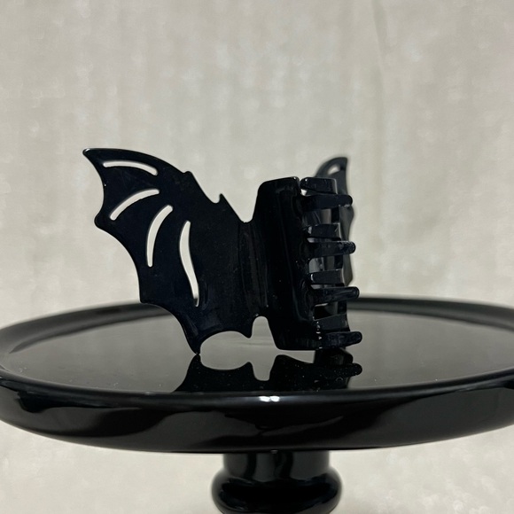 Plastic Bat Wing Claw Clip, Black and White Marble - Picture 4 of 6